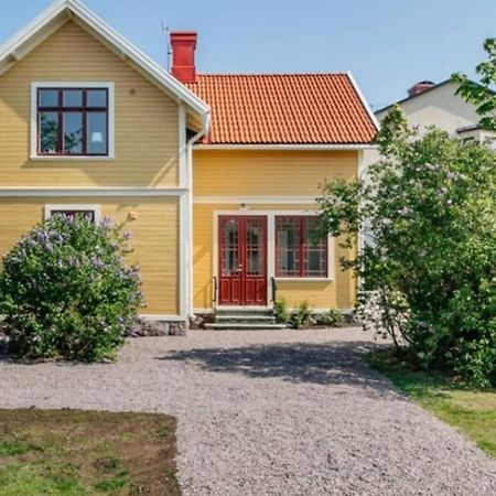 Casa Fontenay Charmig Laegenhet Naera Stadsparken Och Vaettern Hjo Bagian luar foto