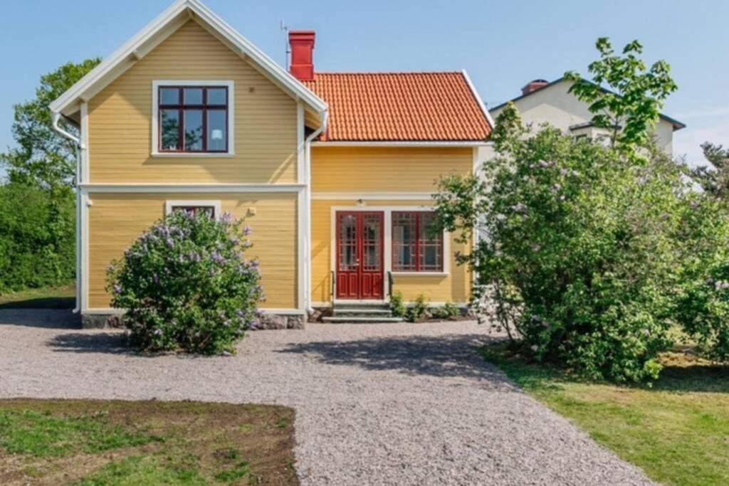 Casa Fontenay Charmig Laegenhet Naera Stadsparken Och Vaettern Hjo Bagian luar foto